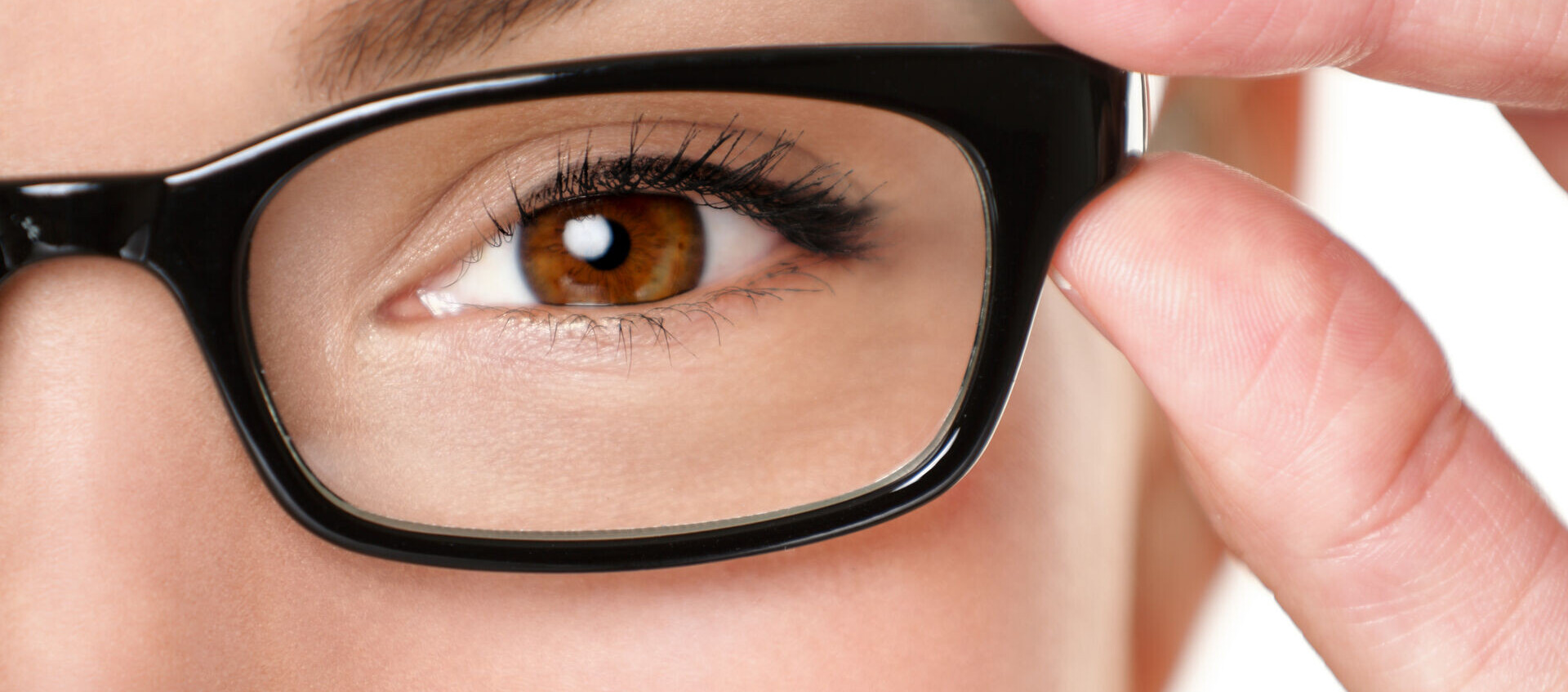 Wie schminkt man sich bei einer Brille für Weitsichtigkeit? Schminken bei Sehhilfen Makeup